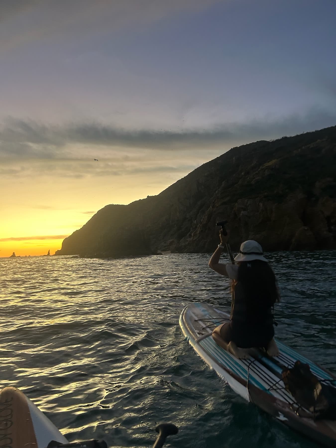 Meditando frente al mar al atardecer