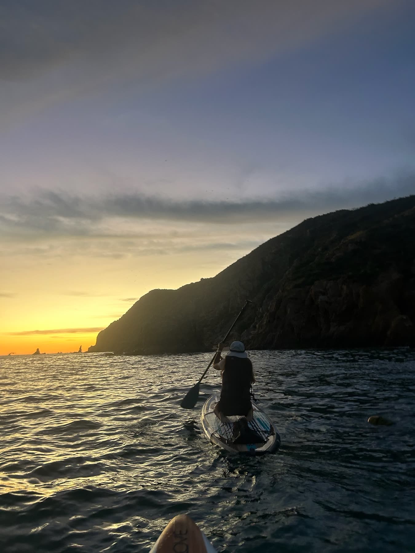 Serenidad remando al atardecer cerca del Arco