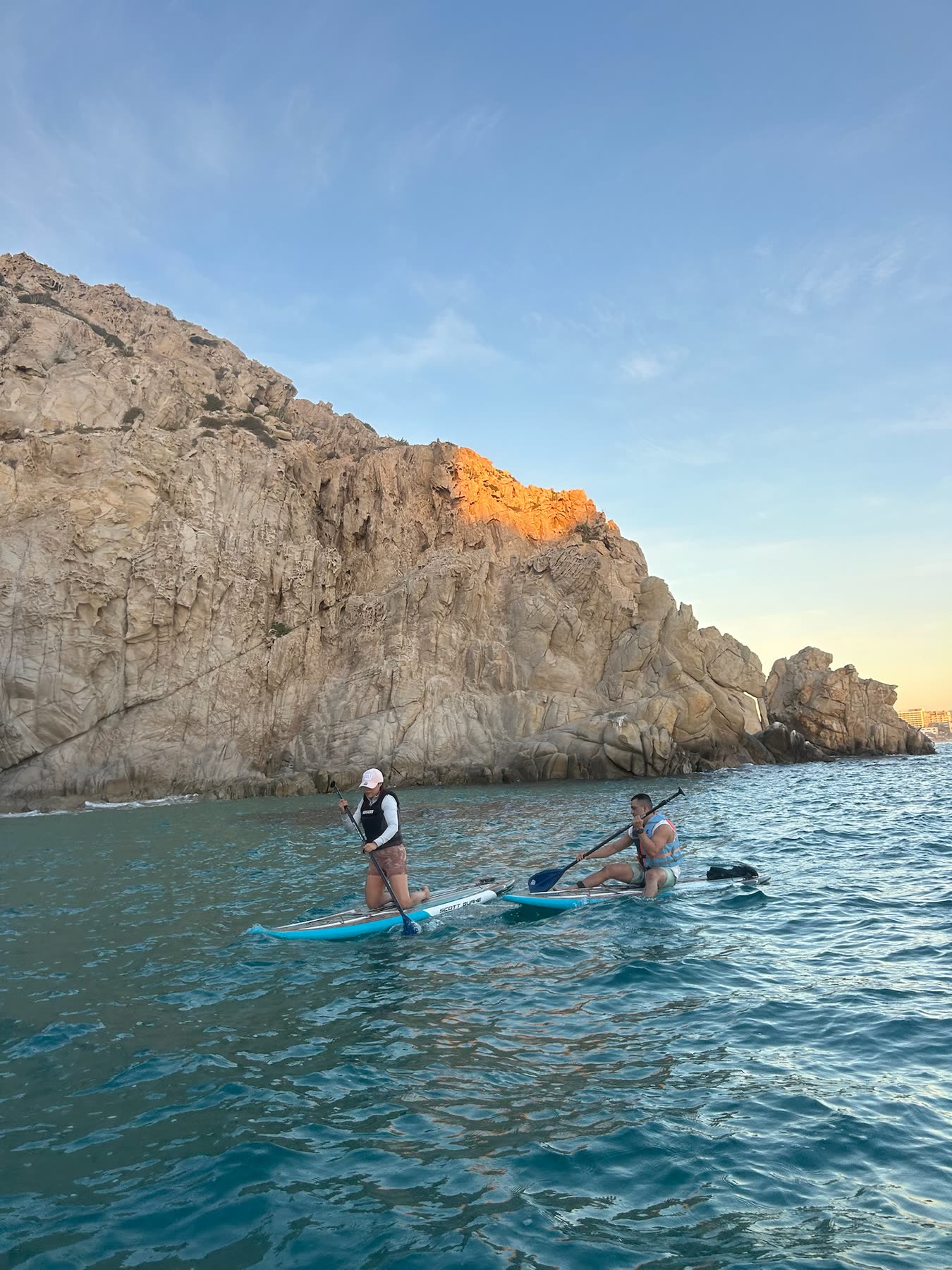 Dos personas en paddle board junto a los acantilados de Cabo San Lucas