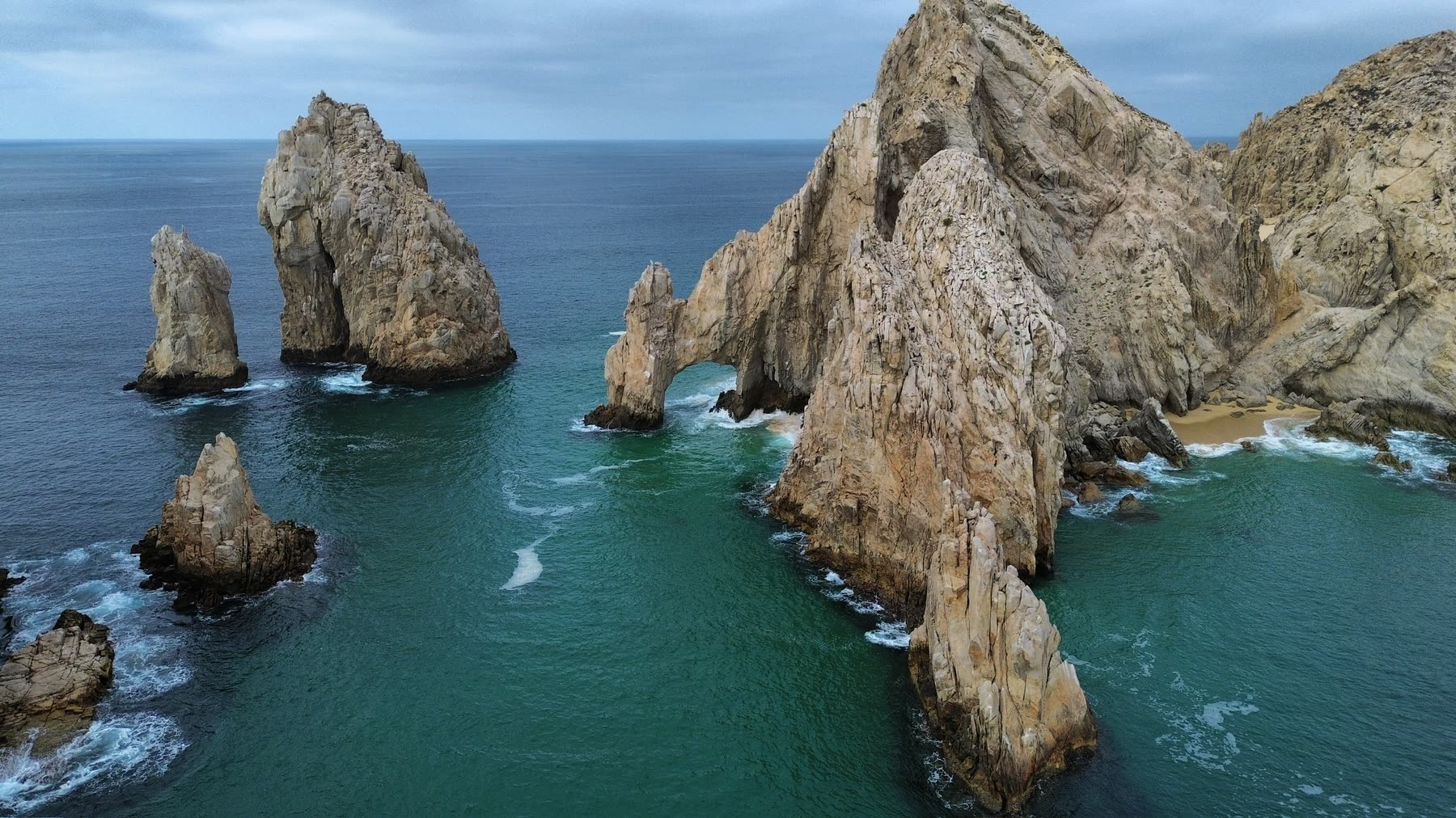 Vista aérea del Arco de Cabo San Lucas y la Playa del Amor